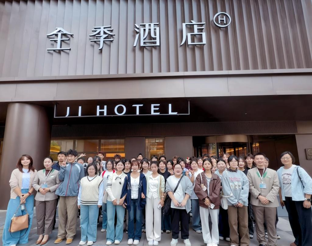 我院“华住英才班”校企协同扎实开展教学活动，岗课融通见实效