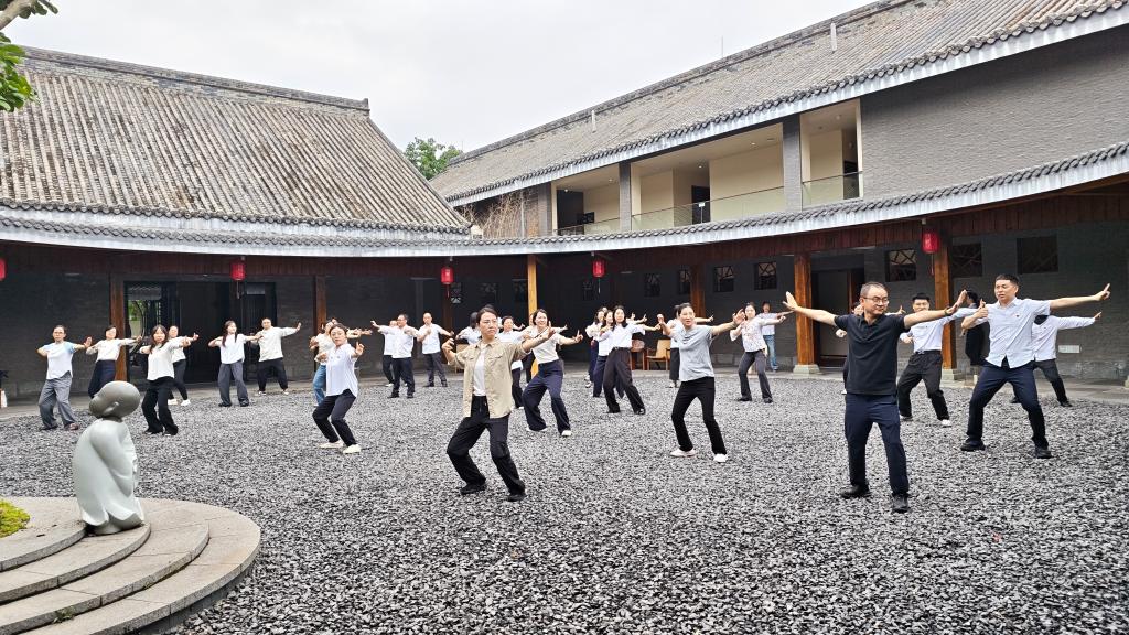 赓续红色血脉 拾趣非遗匠心——文化旅游学院分工会成功开展教职工集体活动