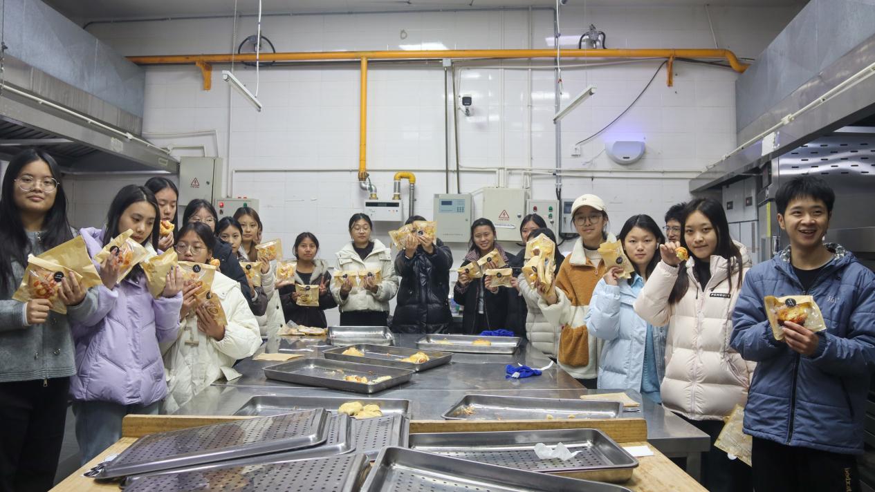 面团揉出团魂 手作传递成长  ——学院学生干部团建活动顺利开展